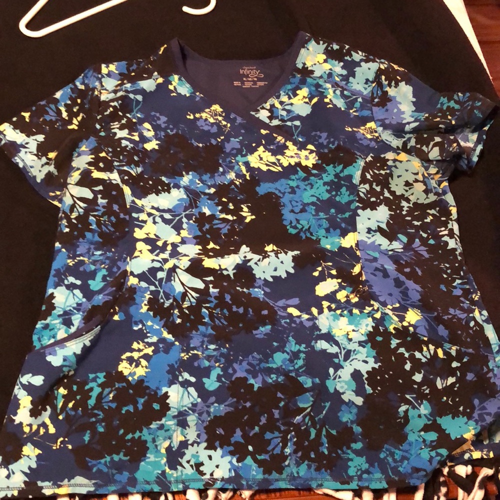 Scrub top like new